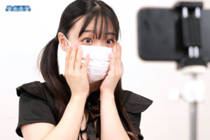 【VR】【心の声が聞こえてくる VR】女（今日もみんな見てくれるかな…エッチな自撮りなんてやめた方がいいのはわかってるけどやめられないよ…あれ、誰か来た…あいつ来るの今日だっけ…ヤバ…思わず寝たふりしたけど大丈夫だよね…） 花音うらら(aquco00113)