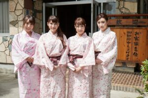 【VR】山奥の田舎に一日一組限定で巨乳のたわわなお姉さん達が極上のご奉仕を行う温泉宿があるとの噂を聞きつけ訪問することに(cid)