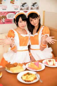 【VR】「お帰りなさいませ！ご主人様！」「もしよろしければ、生のおま●こでご奉仕させてもらってもイイですか？」アイドルの卵のカフェ店員の神すぎる対応で生中出しSEXが確定しちゃう！？ 吉良いろは 山井すず(cid)