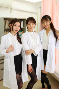 【VR】【8K】美人で大人なJ系トリオが保健室の先生になって、教師（僕）の大人チ○ポをひたすら痴女責めで何発も抜いてくる！(cid)