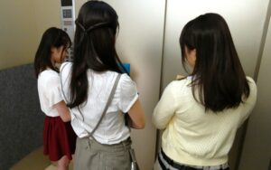 【VR】エレベーター緊急停止！閉じ込められた僕とOL3人(cid)